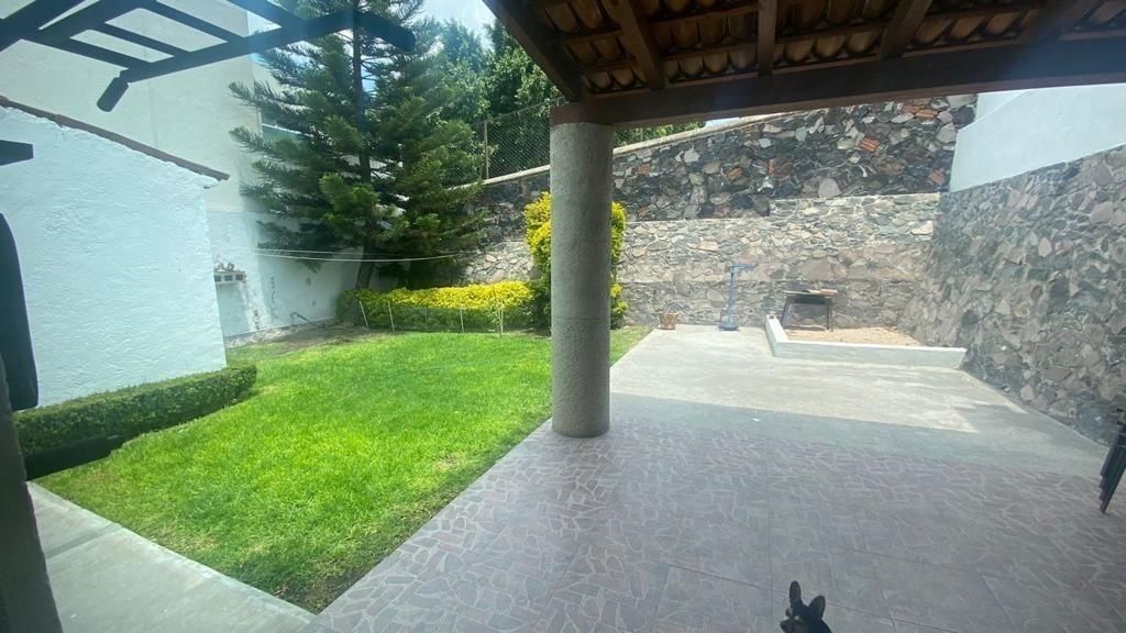 1 of 12: Terraza con jardín