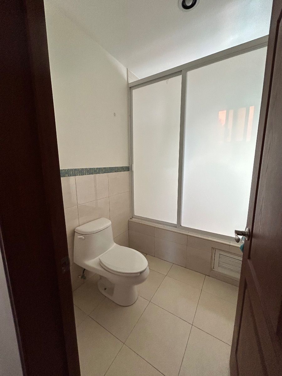 10 of 12: Baño compartido