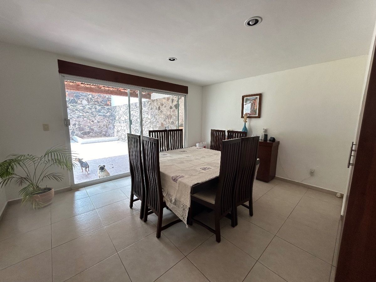 3 of 12: Comedor amplio