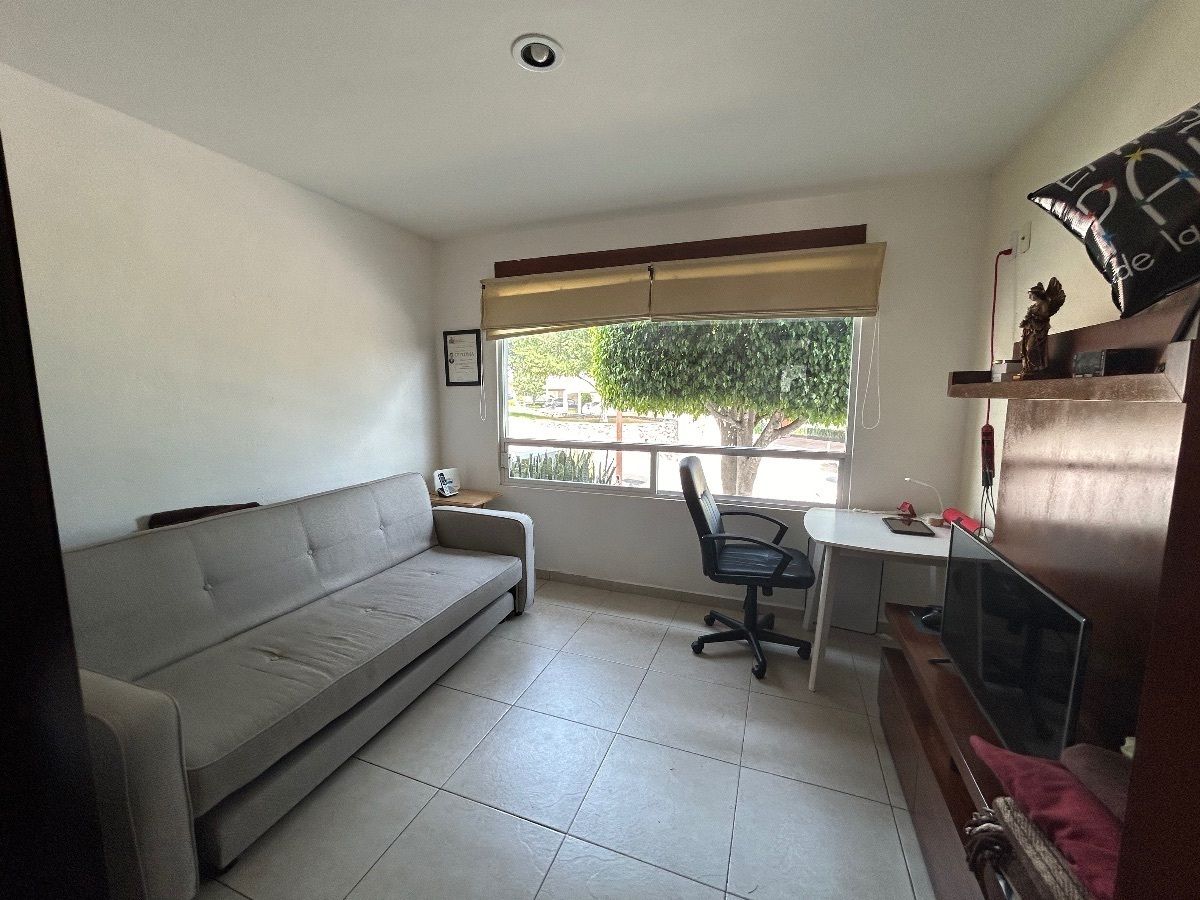 5 of 12: Estudio , planta baja