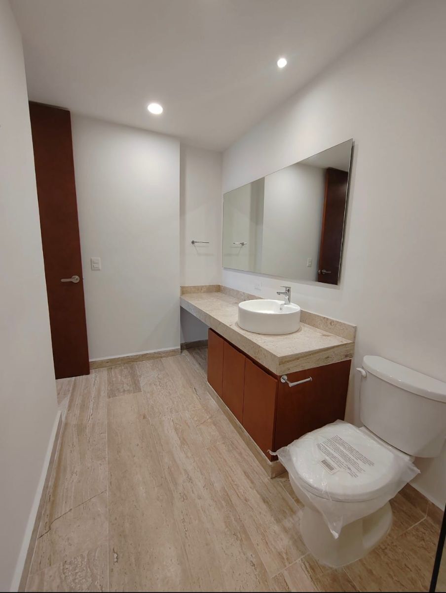 10 of 22: BAÑO DE VISITA