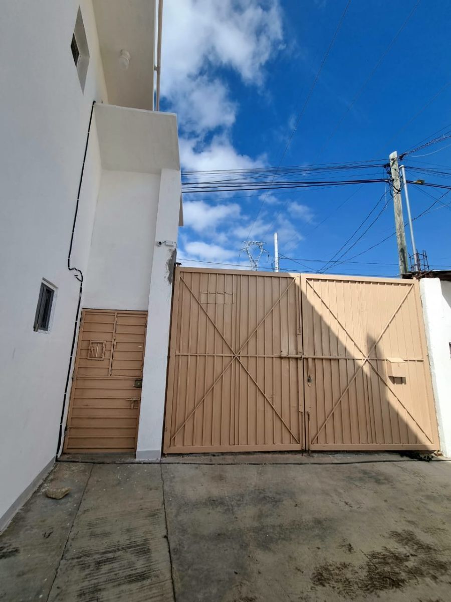 2 de 40: ACCESO AL EDIFICIO