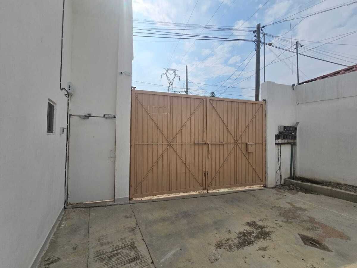 6 de 32: PORTON MANUAL