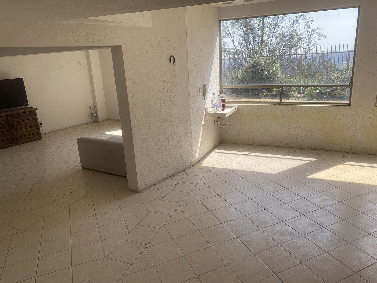 29 de 30: Salón de juegos con medio baño