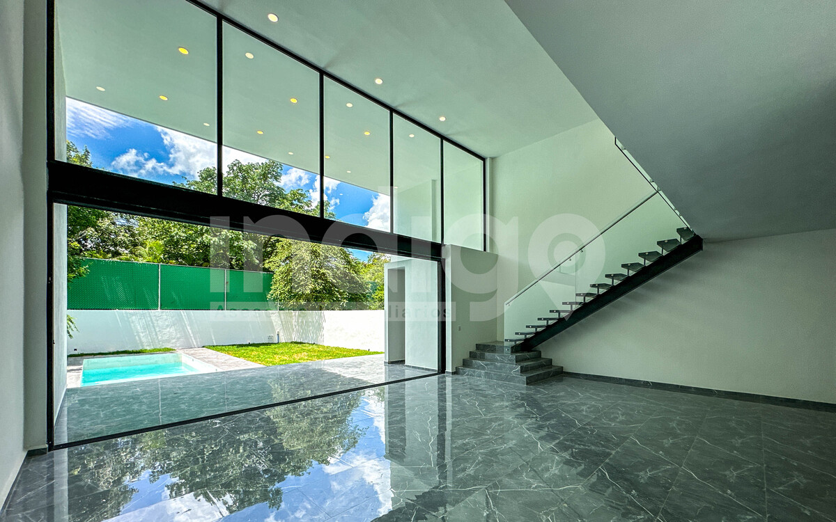 11 de 50: Sala / Comedor con Techos a Doble Altura