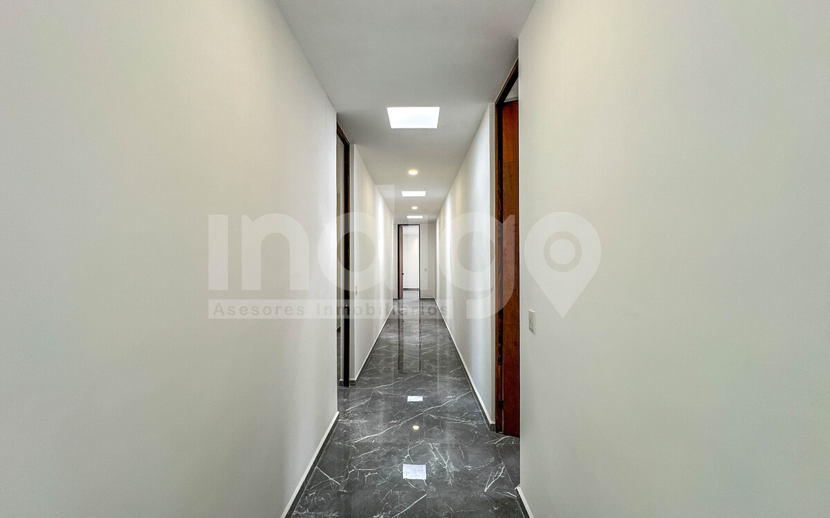 23 de 50: Pasillo de Planta Alta