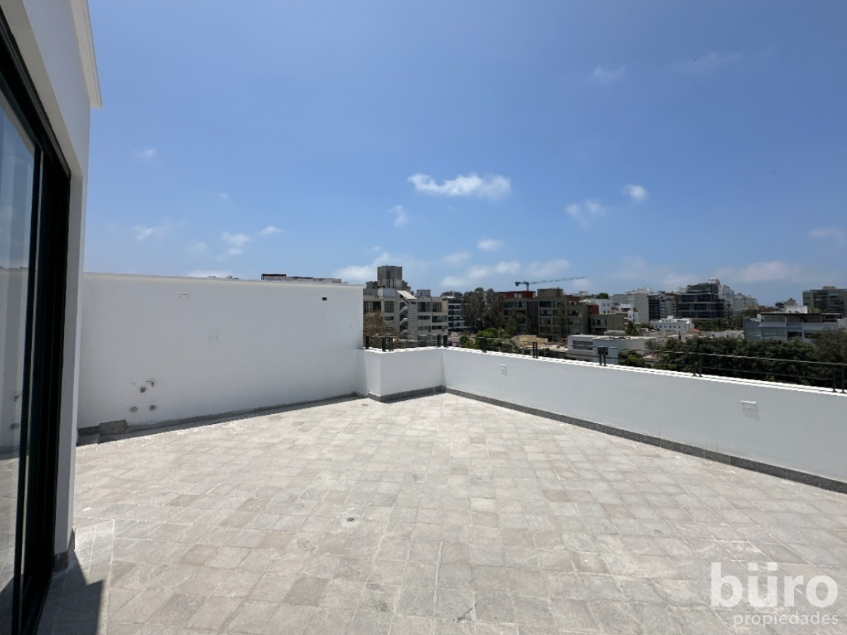 2 of 18: Terraza amplia en forma de L en segundo nivel.