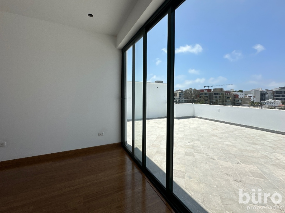1 of 18: Sala de estar con acceso a la terraza.