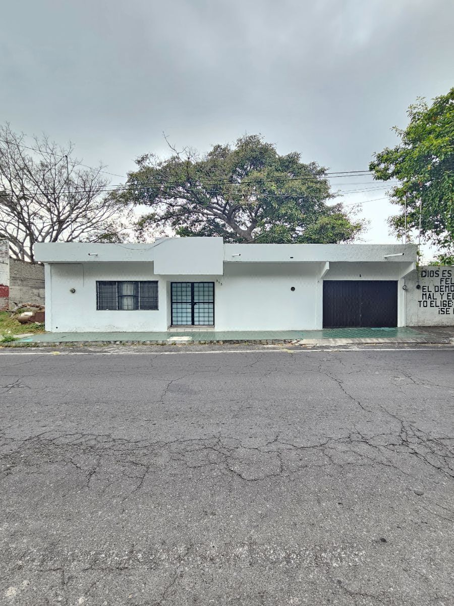 Casa en venta de 3 recámaras sobre avenida céntrica en Colima