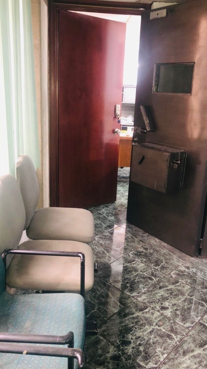 7 de 11: Recepción y entrada a la oficina principal