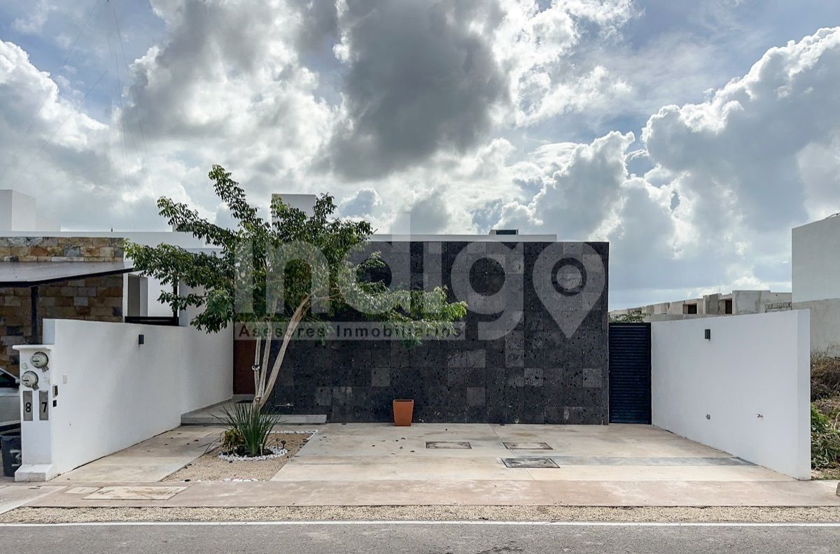 2 of 50: Fachada Frontal