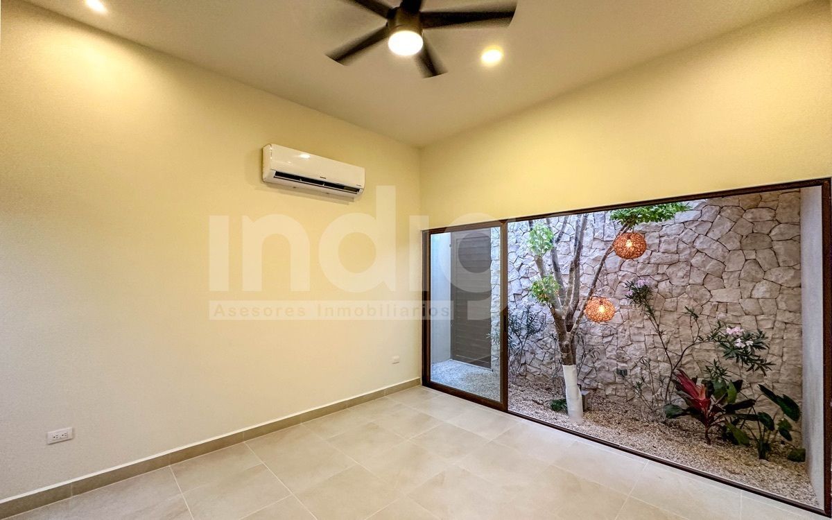 4 de 50: Sala con Jardín Interior
