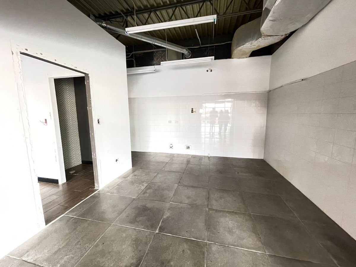 5 de 6: Fondo del local con preparación para baño