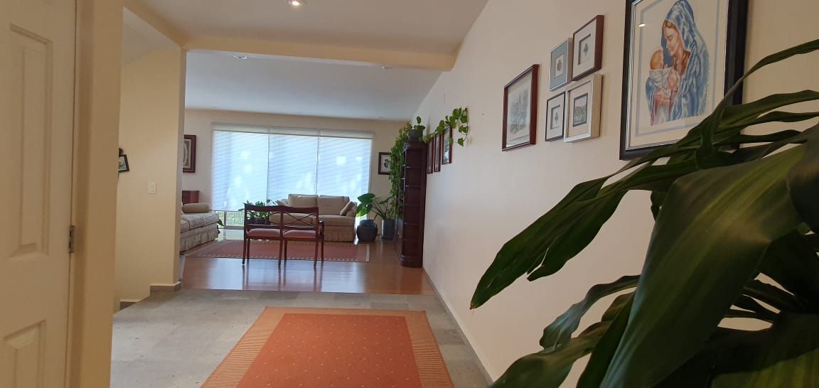 3 de 33: Acceso a Casa, a la izq estudio, adelante sala comedor