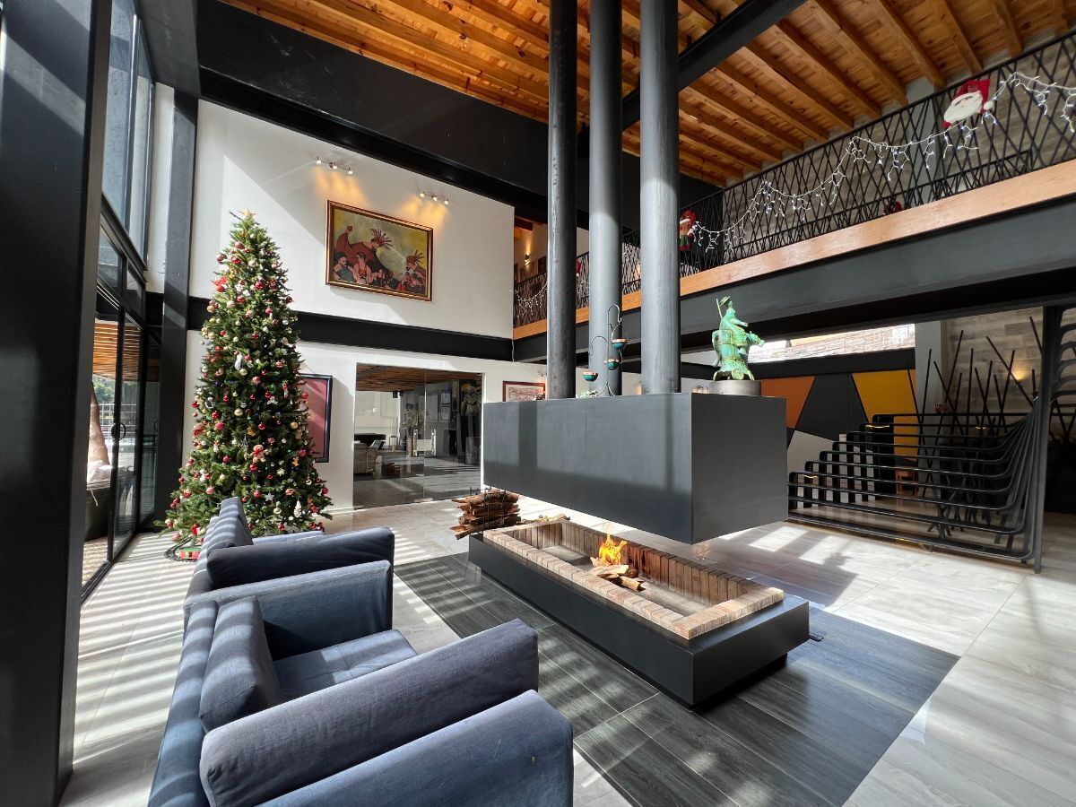 12 de 32: Sala con chimenea