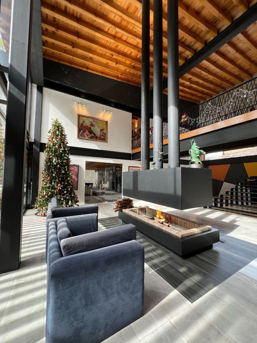 13 de 32: Sala con chimenea