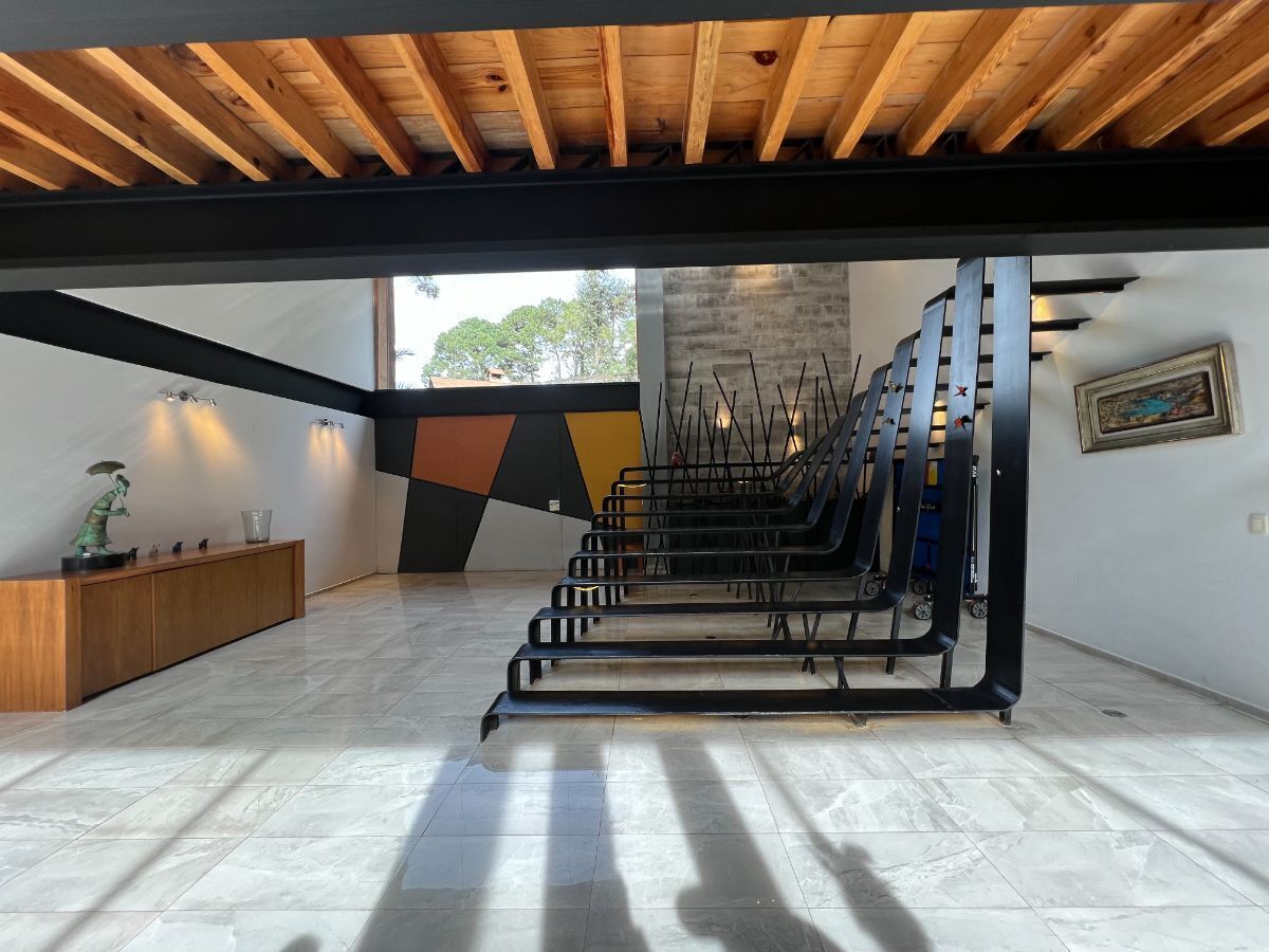 15 de 32: Escaleras hacia 2do piso