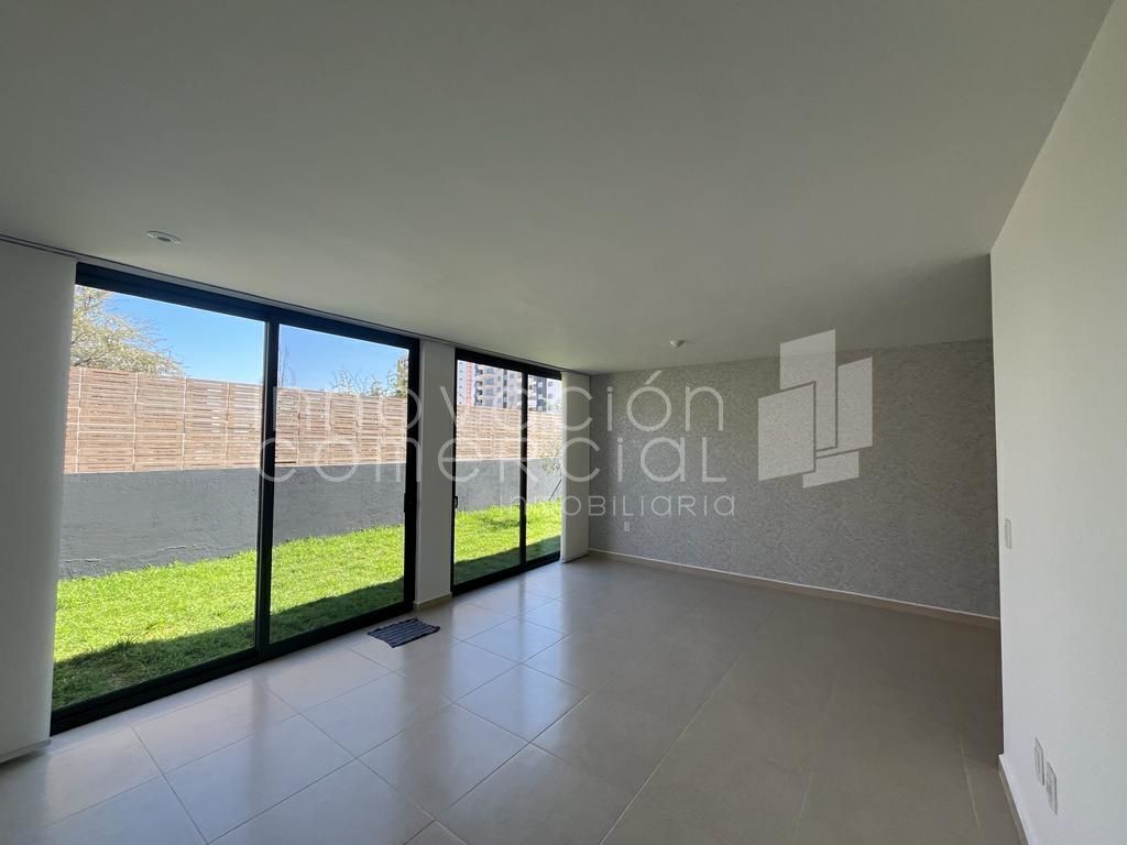 2 de 45: Sala comedor con vista a jardín privado