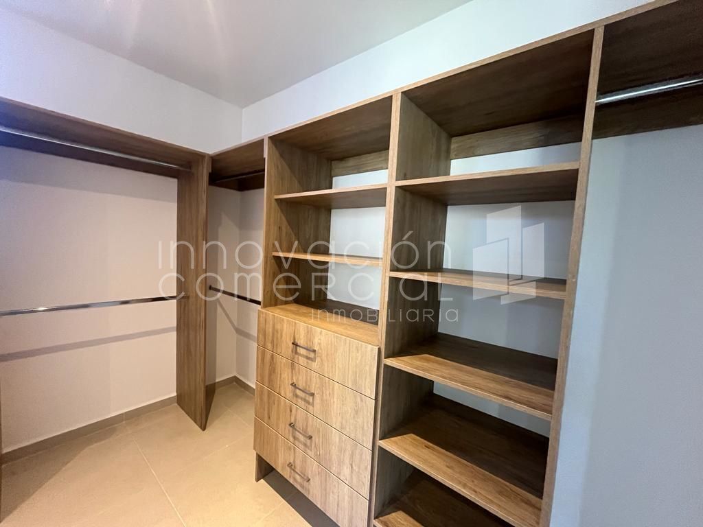 7 de 45: Vestidor