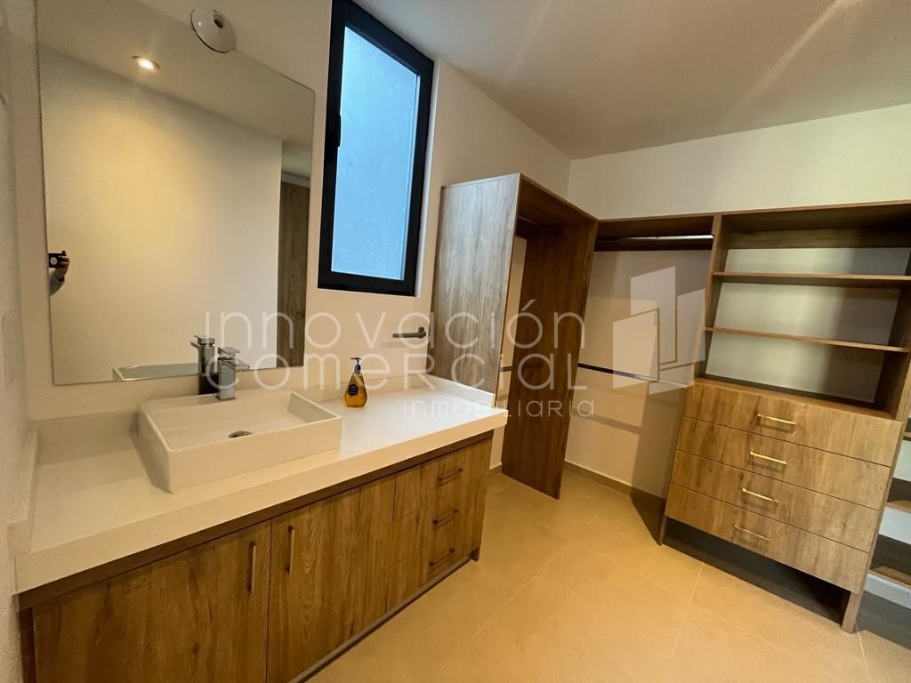 4 de 45: Recámara principal con baño