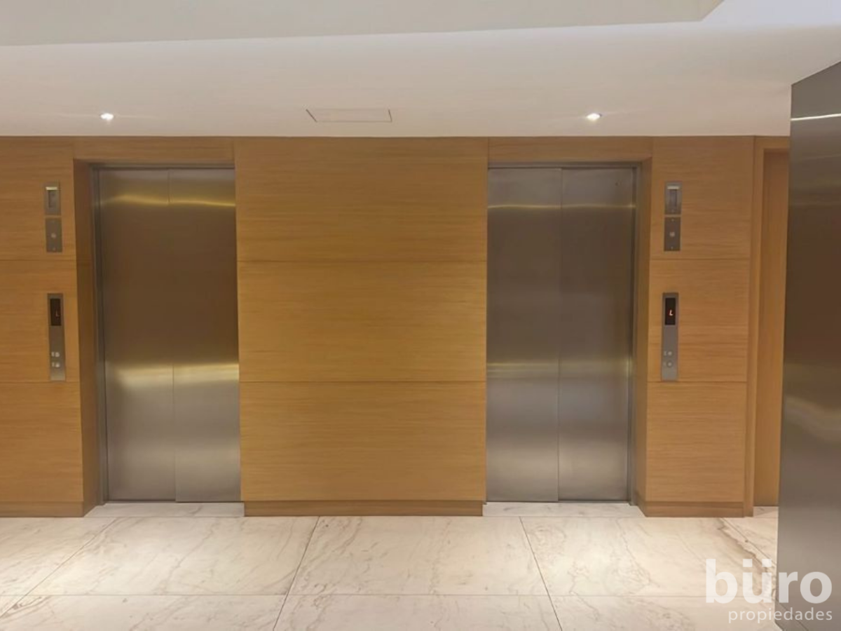 22 de 36: Dos Modernos ascensores directos marca Mitsubishi