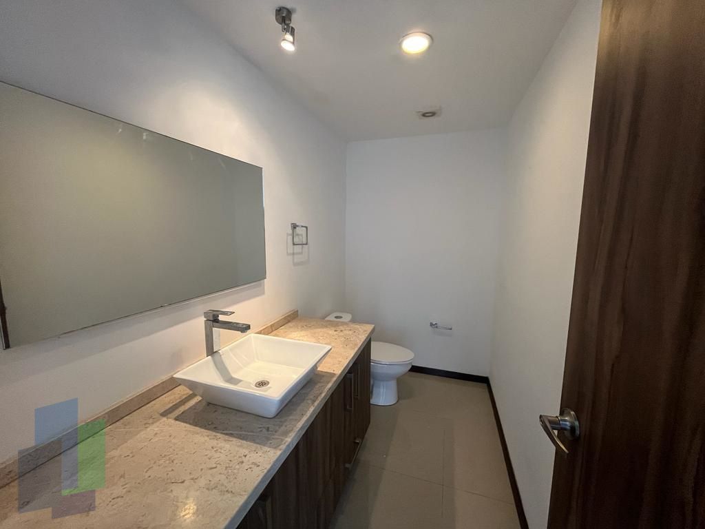 18 de 21: Baño recámara principal