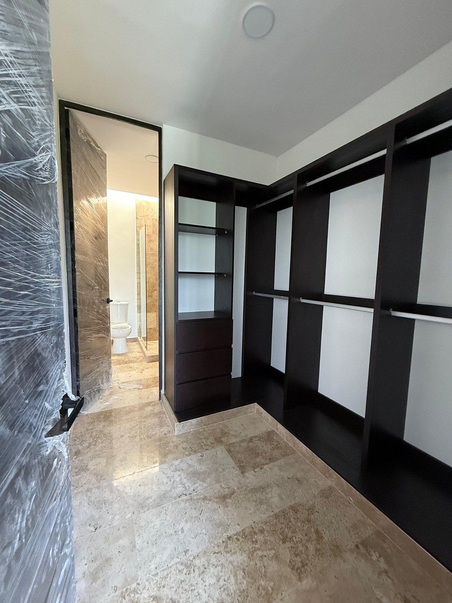 4 de 8: Closet Vestidor, Recámara Principal