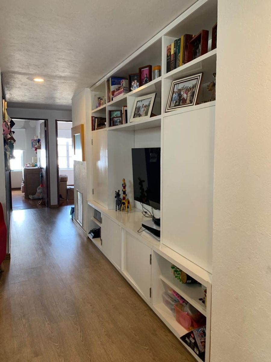 4 de 28: Mueble empotrado en el family room