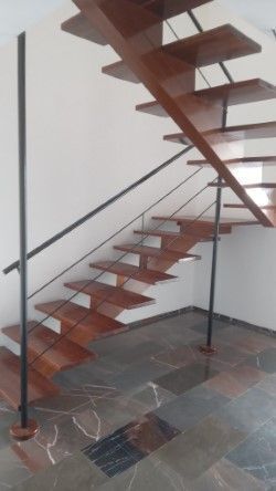 7 de 31: Escalera de acceso al 2º piso