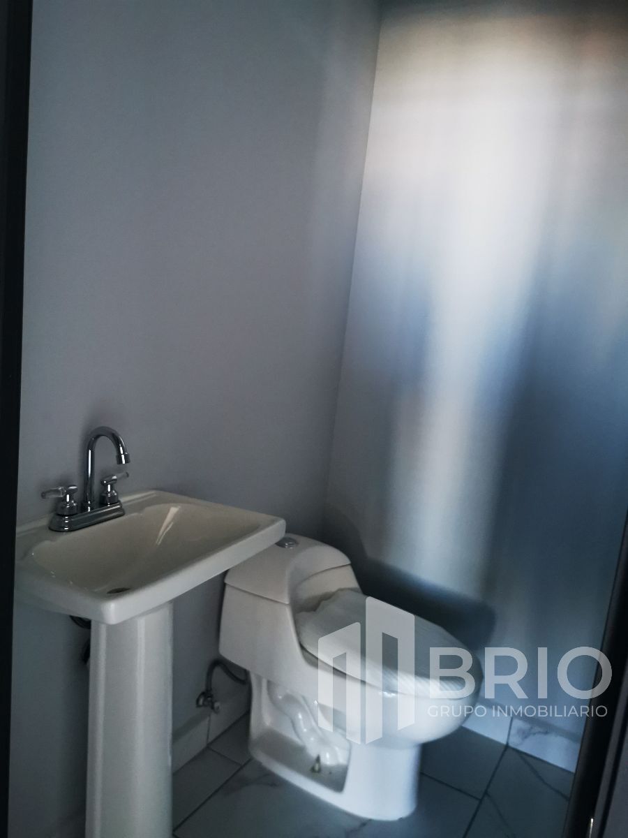 2 de 13: Medio Baño dentro de local