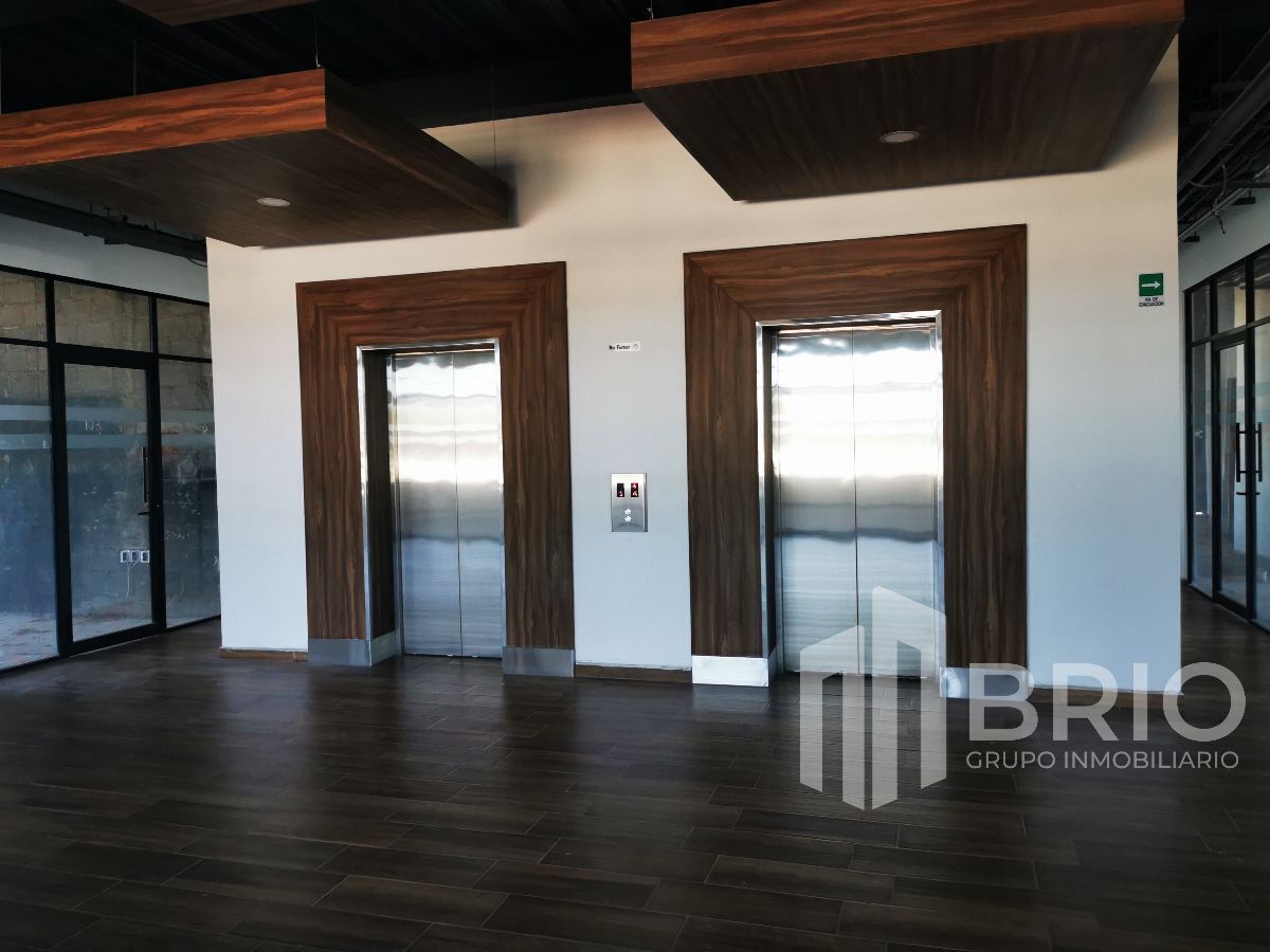 6 de 13: Elevadores del primer piso