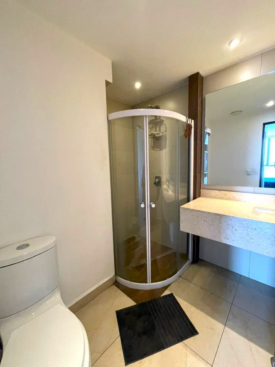 5 de 21: Baño con cristal templado