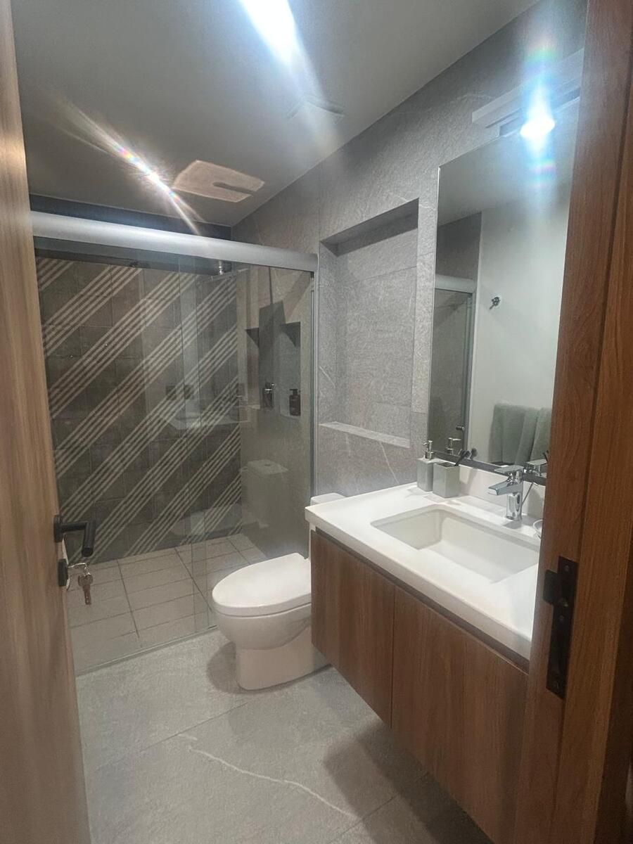 13 de 22: Baño en recamara principal.