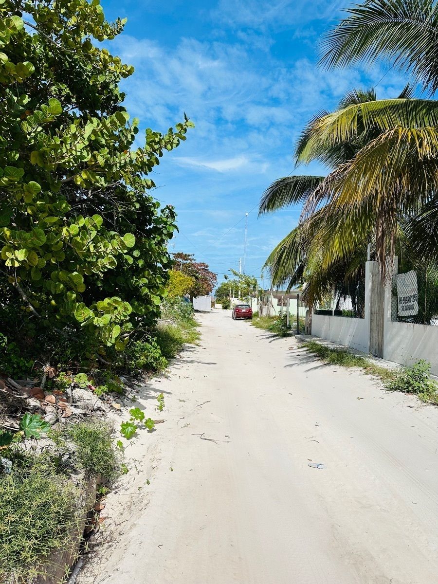 5 of 5: Vista de la calle donde esta el terreno asi al mar