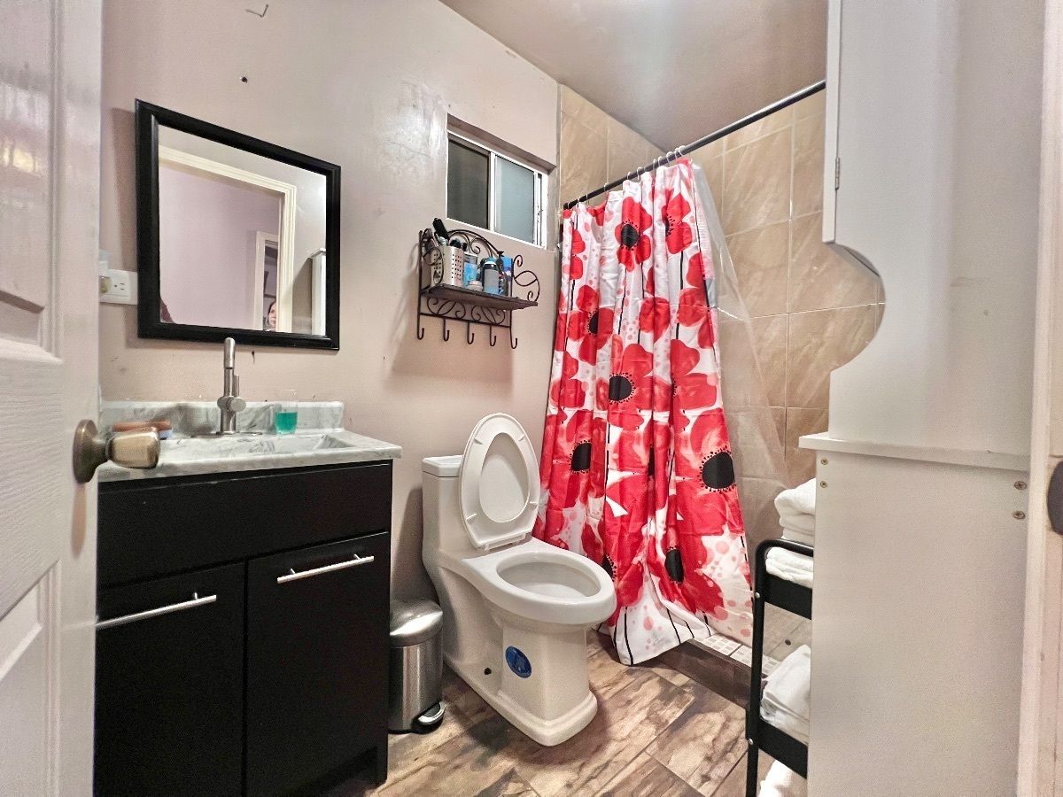 Baño completo planta alta casa en venta Villa Fontana