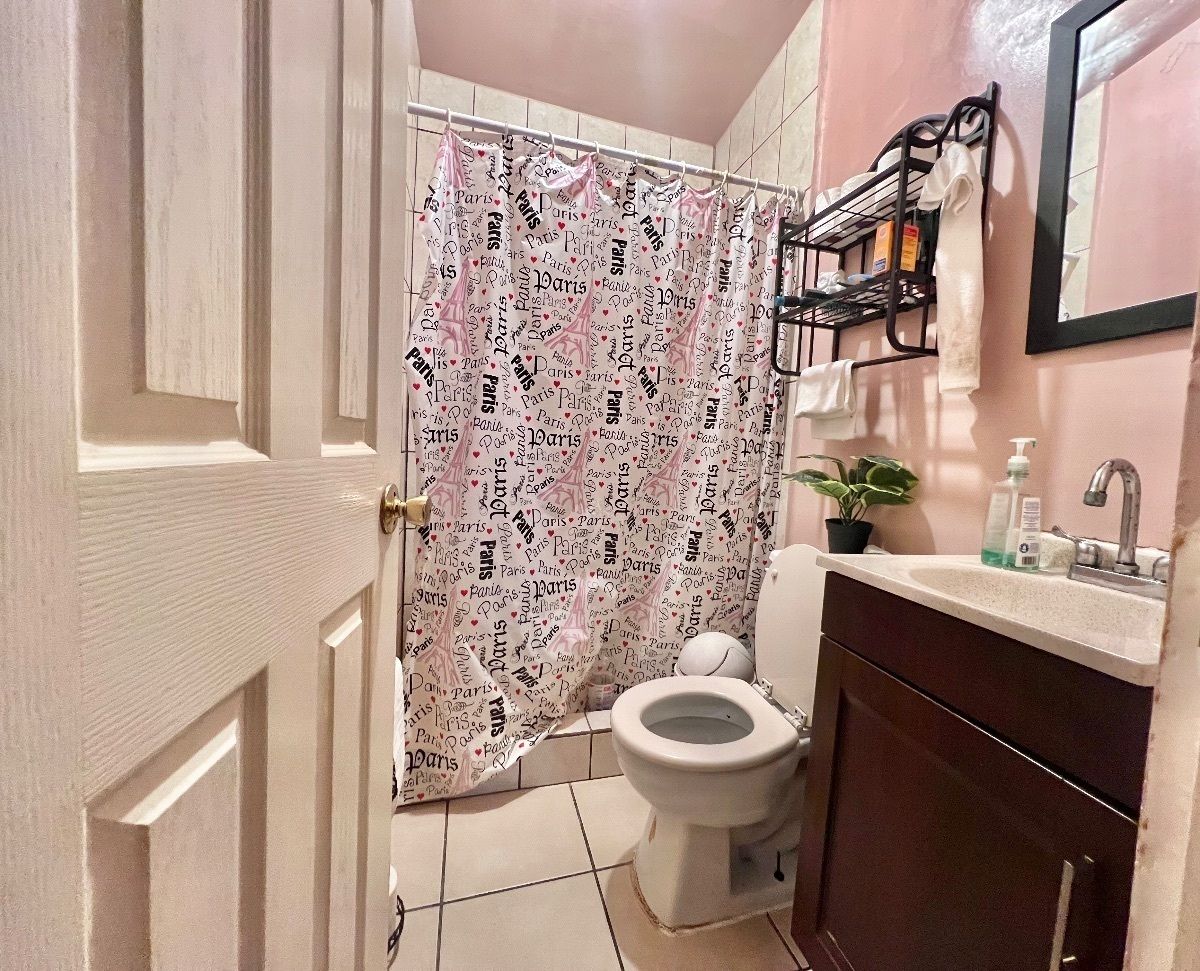 Baño completo planta baja casa en venta Villa Fontana