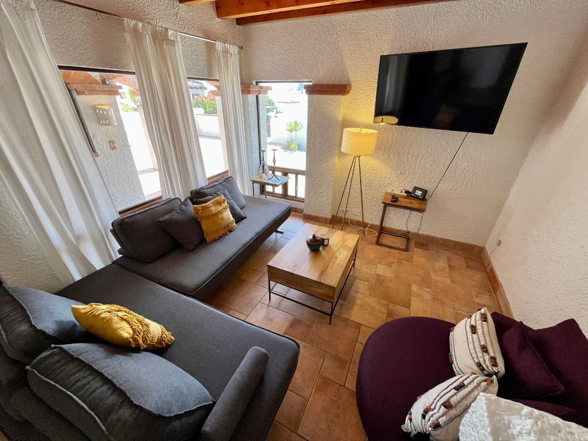 Sala con techo de vigas de madera