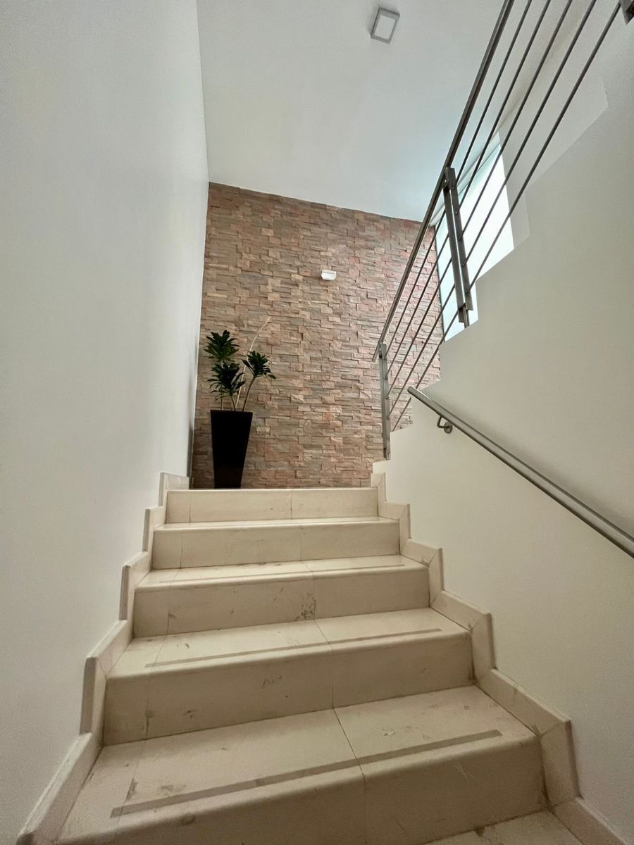 19 of 39: escalera