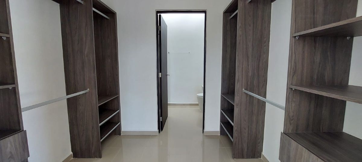 20 de 29: Closet Vestidor Hab #3