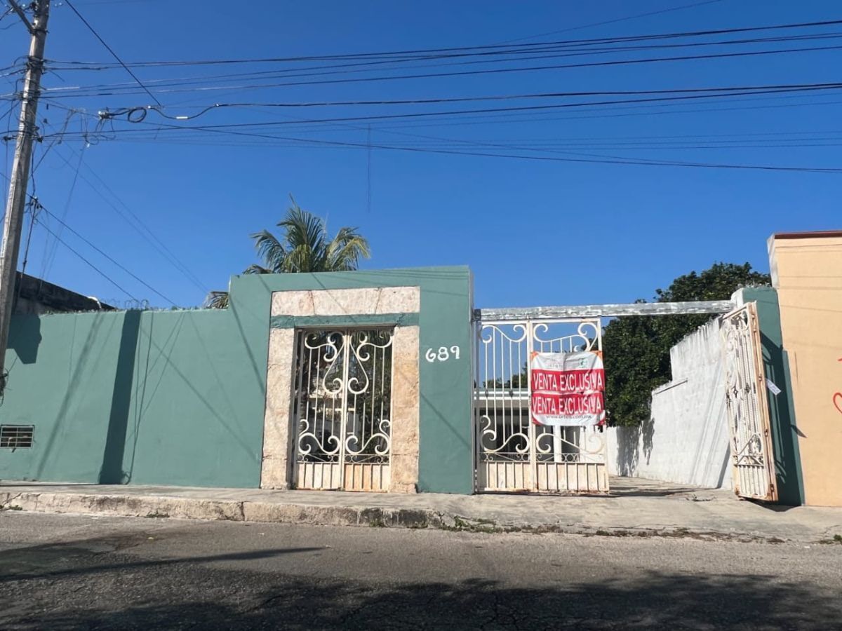 Fachada con barda verde y reja - casa venta Centro, foto 1 de 24