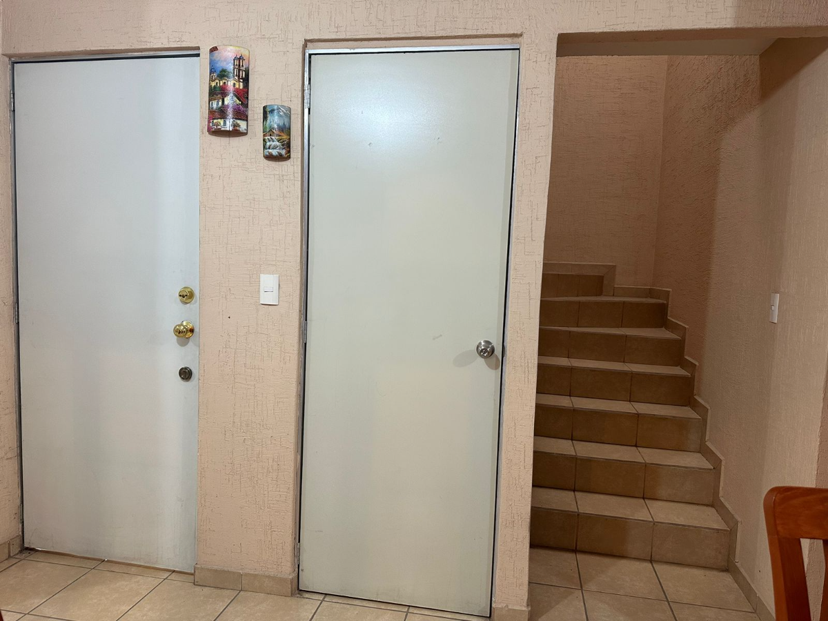 14 de 27: Puertas de acceso y del medio baño