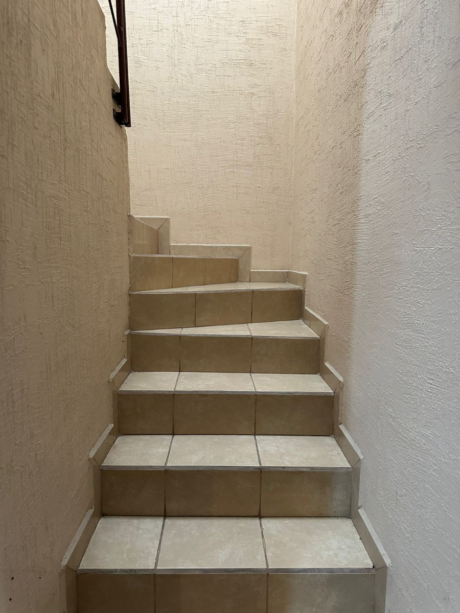 16 de 27: Escalera a 2o nivel