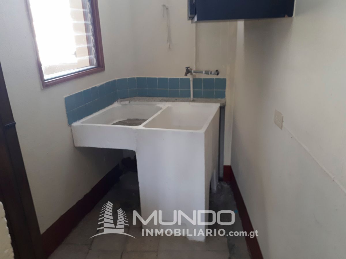 4 de 7: Lavandería con pila y área de tener
