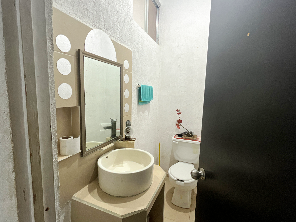 13 de 18: Baño de visitas