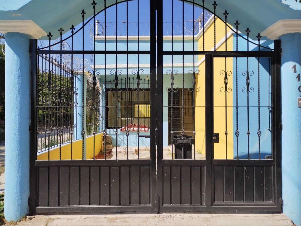 1 de 38: Fachada de la casa con estacionamiento para un coche.