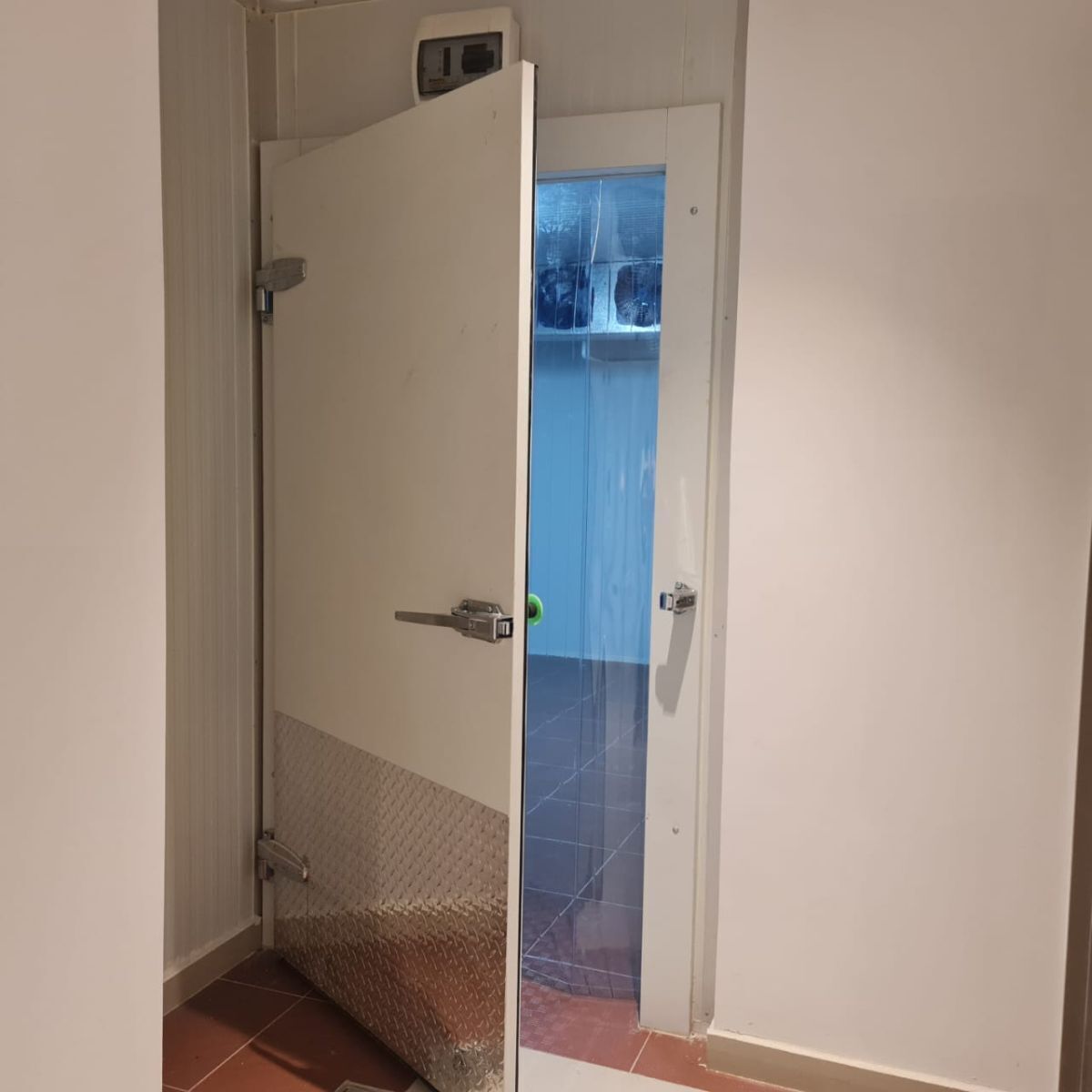 16 de 20: Acceso Cámara Frigorifica