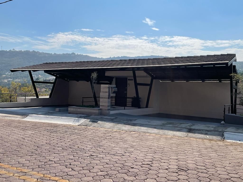 8 de 13: ESTACIONAMIENTO TECHADO