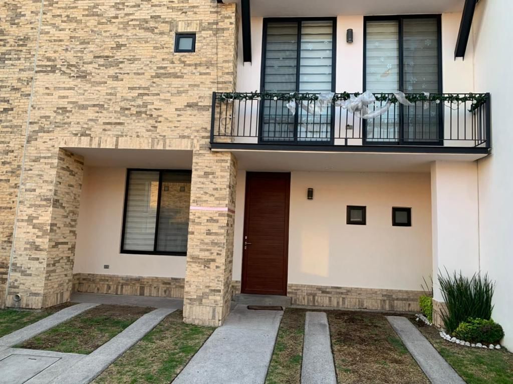 1 of 13: Fachada Principal