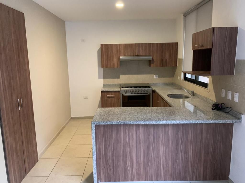 2 of 13: Cocina con Amplia Alacena