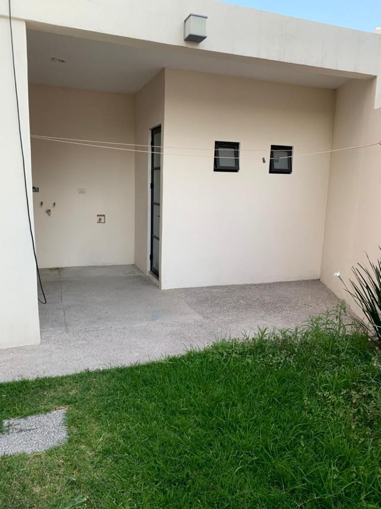 5 of 13: Jardín y Cuarto de Servicio